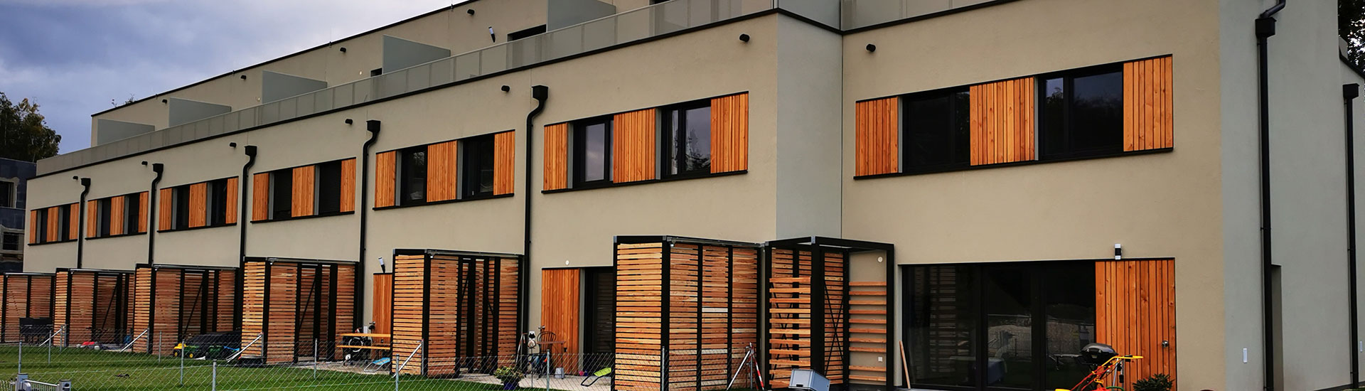 Moderne Wohnhausanlage bei Sonnenuntergang